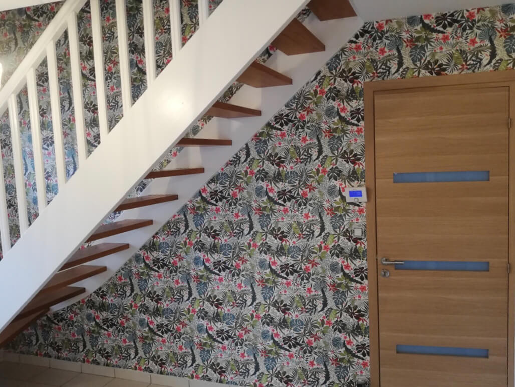 Photos slider d'un escalier rénové avec papier peint